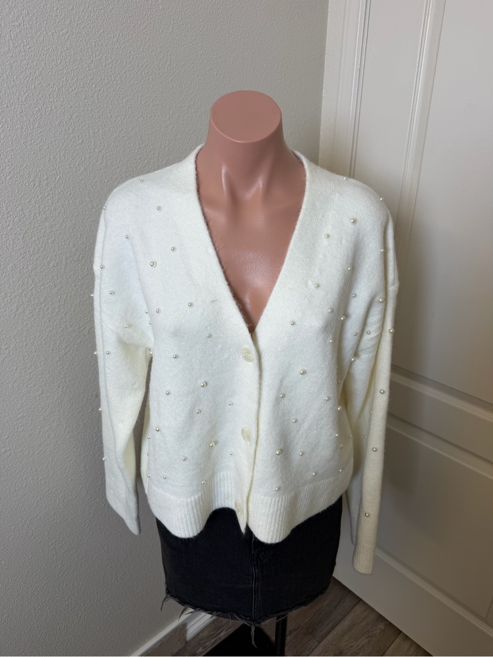 Hem & Thread Ivory Pearl-Embellished V-Neck Cardigan Sweater Sz L
